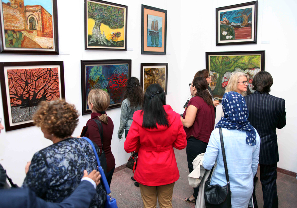 Buổi trưng bày có sự góp mặt của rất nhiều Đại sứ các nước tại Việt Nam cùng với những người yêu thích nghệ thuật tranh sơn mài và sơn dầu. (Ảnh: Doãn Đức/Vietnam+)