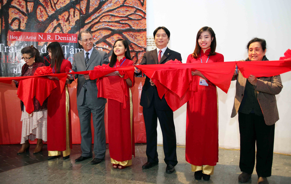 Ngài Đại sứ Vương quốc Maroc cùng phu nhân và các đại diện của Việt Nam cắt băng khai mạc triển lãm. (Ảnh: Doãn Đức/Vietnam+)