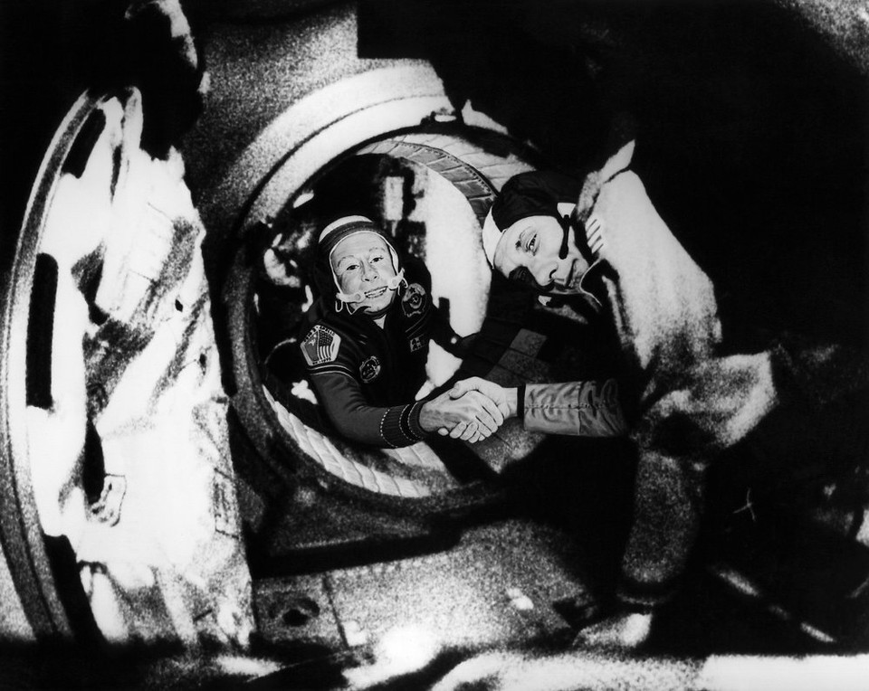 Chỉ huy đoàn phi hành gia Xôviết của tàu Soyuz Alexei Leonov (trái) và chỉ huy đoàn phi hành gia Mỹ tàu Apollo Thomas Stafford bắt tay trong không gian vào ngày 17/7/1975. (Nguồn: Sputniknews)