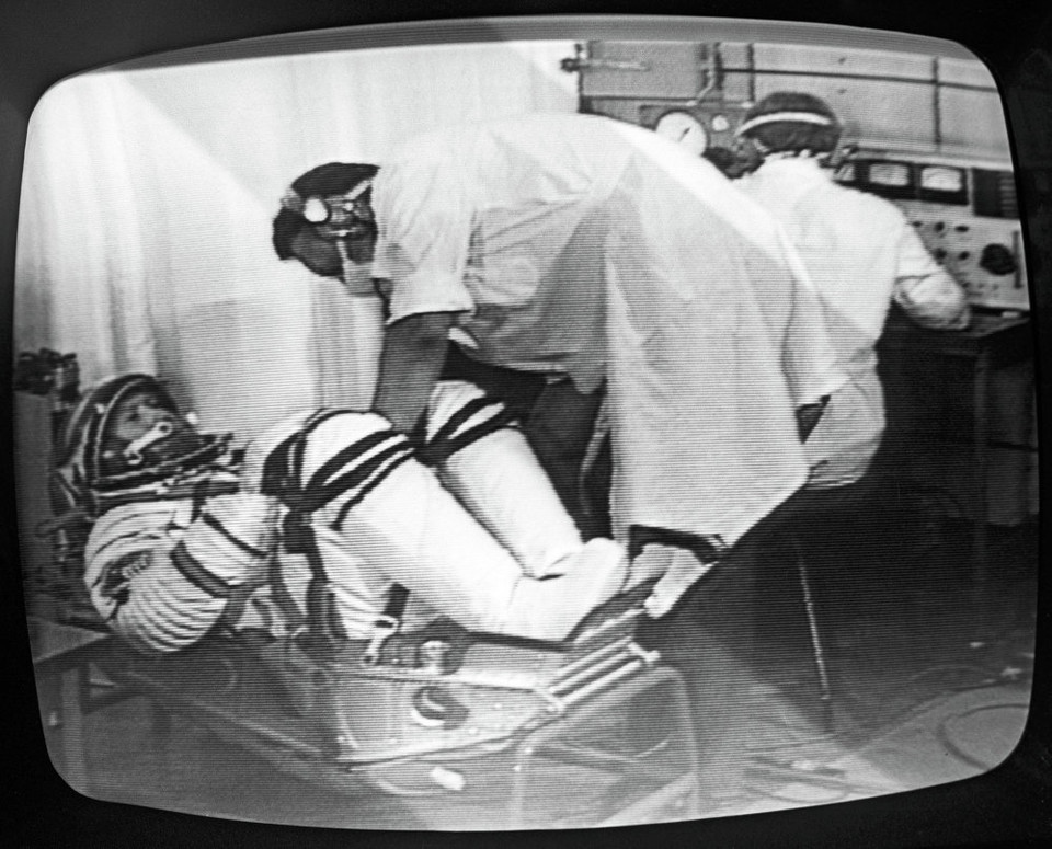 Phi hành gia Xôviết Alexei Leonov được kiểm tra trước khi tàu cất cánh. Ảnh chụp từ màn hình điều khiển. (Nguồn: Sputniknews)