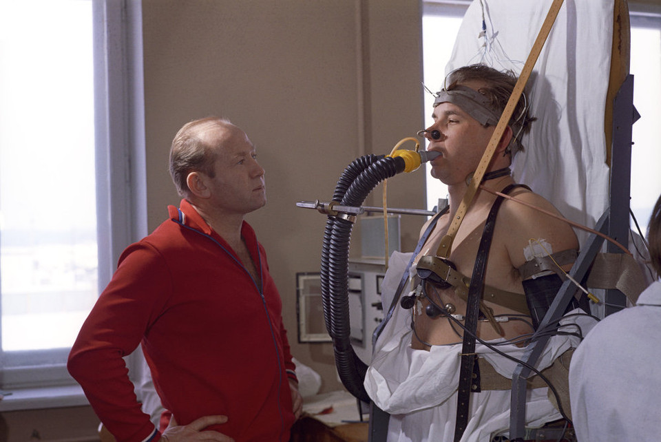 Alexei Leonov đang làm xét nghiệm y tế với phi hành gia Valery Kubasov ở Trung tâm đào tạo không gian và nghiên cứu khoa học Gagarin. (Nguồn: Sputniknews)