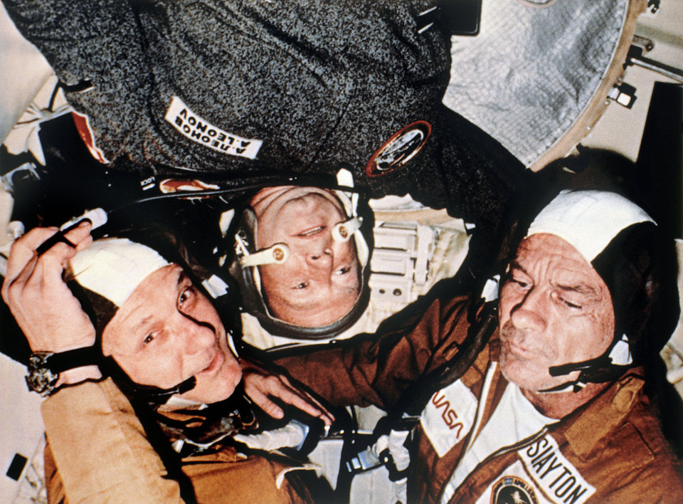 Đoàn phi hành gia Xôviết và Mỹ Soyuz-Apollo sau khi cất cánh tháng 7/1975. Phi hành gia Alexei Leonov, Thomas Stafford và Donald Slayton. (Nguồn: Sputniknews)