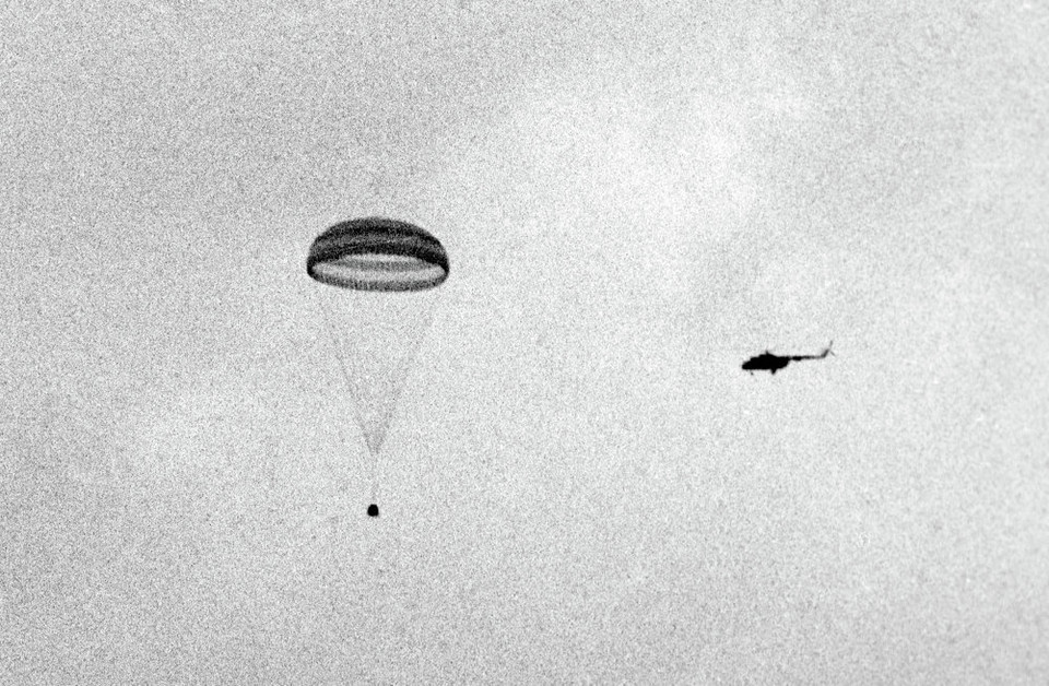 Tàu không gian có các phi hành gia Xôviết Alexei Leonov và Valery Kubasov nhảy dù ở khu vực cách Đông Bắc Arkalyk (Kazakhstan) 54km. (Nguồn: Sputniknews)