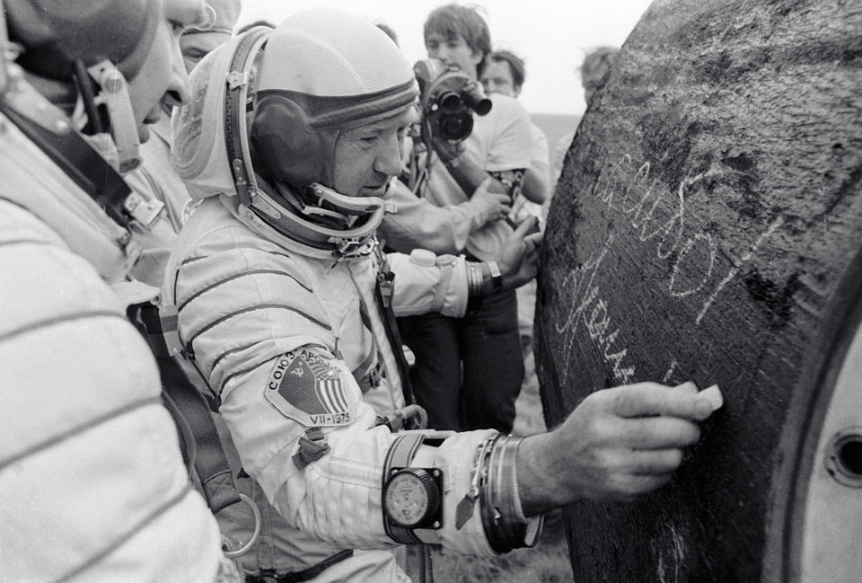 Phi hành gia Xôviết Leonov viết chữ lên khoang sau khi hạ cánh. (Nguồn: Sputniknews)