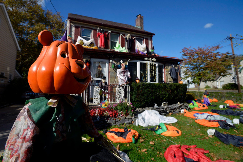 Trang trí trong lễ Halloween tại một ngôi nhà ở New York. (Nguồn: THX/TTXVN)