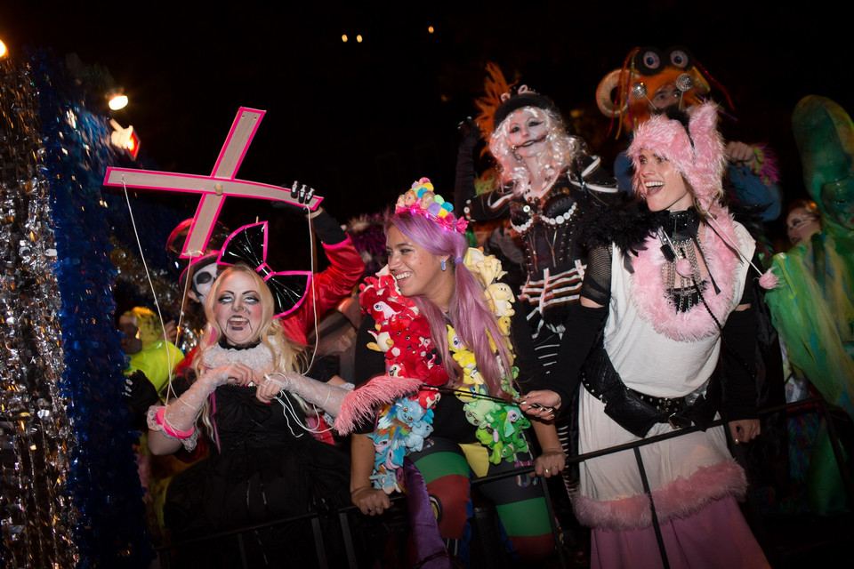 Người dân tham gia cuộc diễu hành tại lễ hội hóa trang Village Halloween. (Nguồn: AFP/TTXVN)