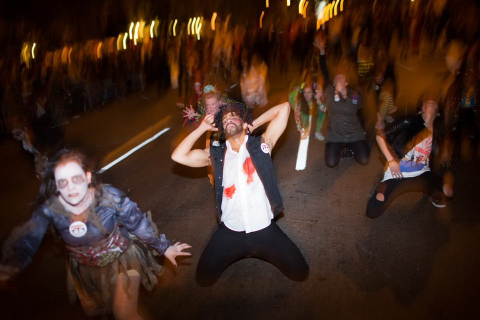 Người dân tham gia cuộc diễu hành tại lễ hội hóa trang Village Halloween. (Nguồn: AFP/TTXVN)