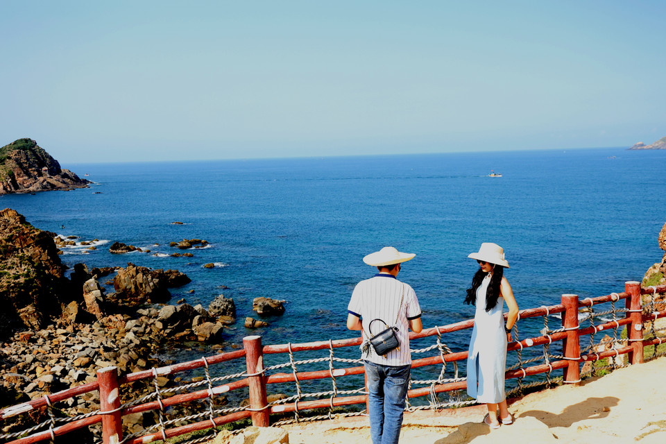Nằm cách trung tâm thành phố Quy Nhơn (Bình Định) hơn 20km, Eo Gió là một trong những điểm tham quan nổi tiếng nhất nhì Xứ Nẫu. (Ảnh: Ngọc Duy/Vietnam+)