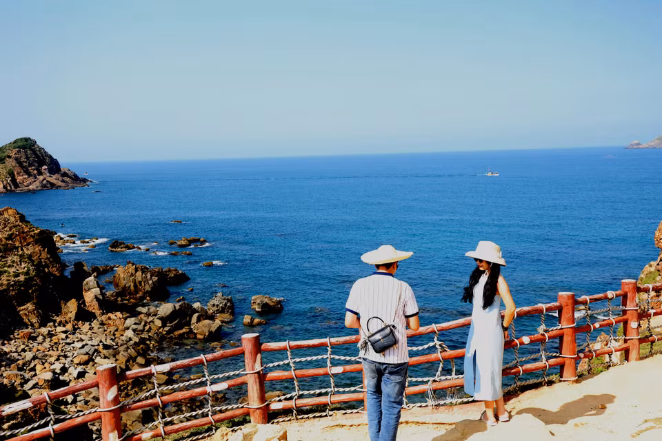 Nằm cách trung tâm thành phố Quy Nhơn (Bình Định) hơn 20km, Eo Gió là một trong những điểm tham quan nổi tiếng nhất nhì Xứ Nẫu. (Ảnh: Ngọc Duy/Vietnam+)