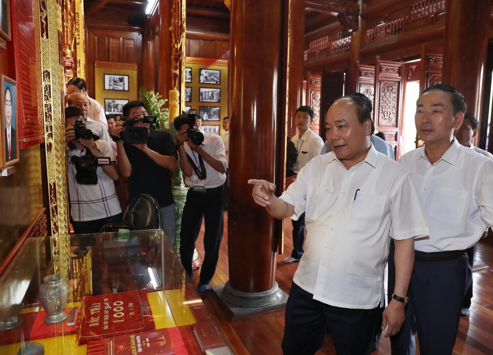 Thủ tướng Nguyễn Xuân Phúc thăm Nhà truyền thống Tỉnh ủy Thái Nguyên. (Ảnh: Thống Nhất/TTXVN)