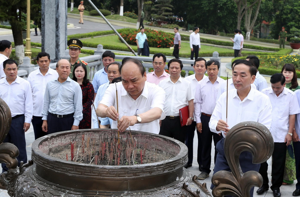 Thủ tướng Nguyễn Xuân Phúc dâng hương tưởng niệm Chủ tịch Hồ Chí Minh tại Nhà truyền thống tỉnh ủy Thái Nguyên. (Ảnh: Thống Nhất/TTXVN)