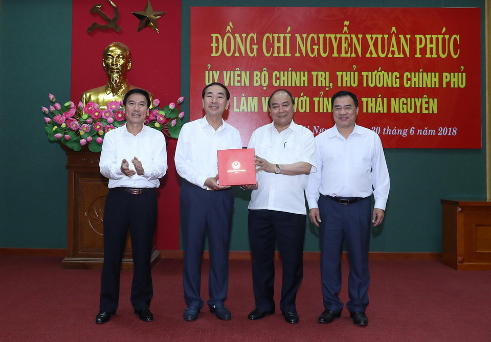 Thủ tướng Nguyễn Xuân Phúc tặng quà cho lưu niệm cho tỉnh Thái Nguyên. (Ảnh: Thống Nhất/TTXVN)