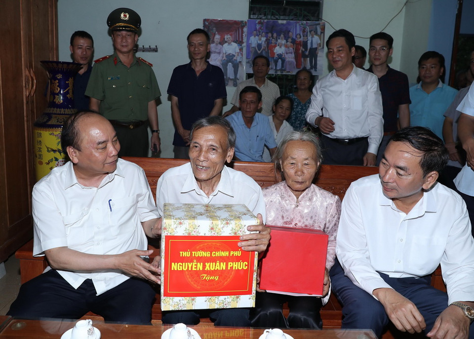  Thủ tướng Nguyễn Xuân Phúc thăm và tặng quà cho Anh hùng lực lượng vũ trang Phạm Viết Đức, tại tổ 3, phường Tân Thịnh, thành phố Thái Nguyên. (Ảnh: Thống Nhất/TTXVN)