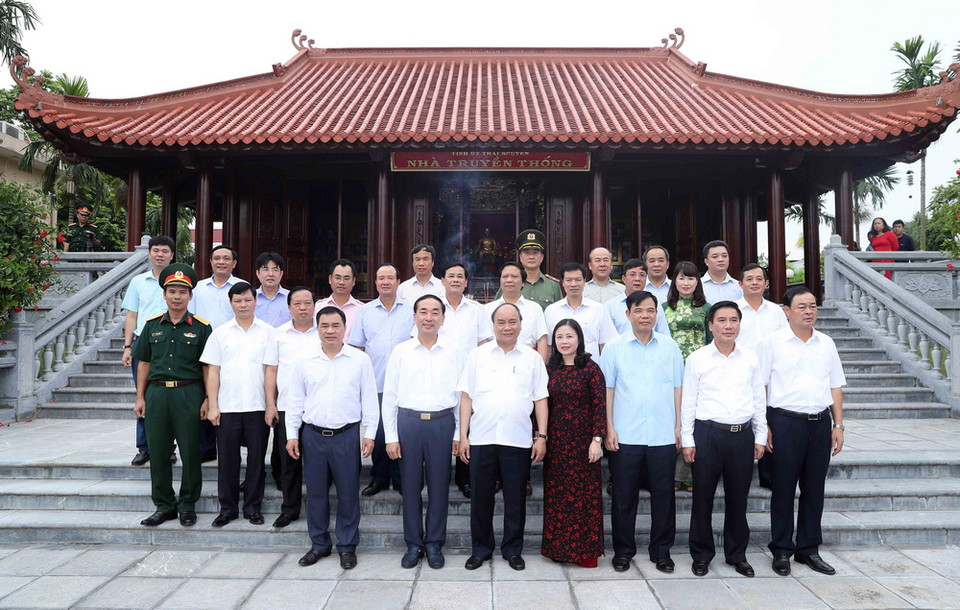  Thủ tướng Nguyễn Xuân Phúc và các vị lãnh đạo tỉnh Thái Nguyên. (Ảnh: Thống Nhất/TTXVN)