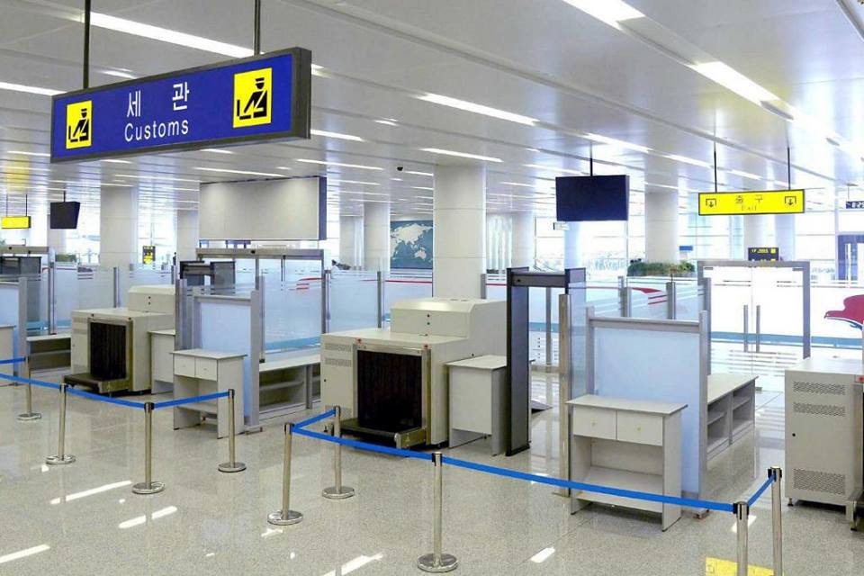 Mặc dù chi phí xây dựng nhà ga vẫn chưa được công bố nhưng ở đây có ít nhất 12 quầy làm thủ tục, một cửa hàng quần áo, một cửa hàng quà lưu niệm, một cửa hàng miễn thuế và vài nhà hàng. Nhà ga mới cũng có một quán càphê sử dụng máy pha espresso một quầy sách đầy tạp chí và quốc kỳ Triều Tiên. Nhà ga mới được hy vọng sẽ tiếp nhận những hành khách tới thăm núi Paekty của Triều Tiên. Đây là một ngọn núi lửa cao 2.750m, nằm gần biên giới với Trung Quốc. Núi Paekty là ngọn núi thiêng trong văn hóa của người Triều Tiên và là một biểu tượng tôn vinh gia đình họ Kim. (Nguồn: straitstimes)