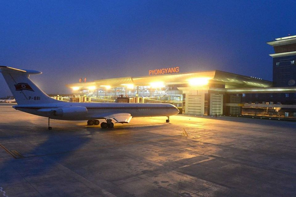 Các công nhân xây dựng nhà ga mới bằng tay và sử dụng các phương tiện đơn giản cùng những bài hát tuyên truyền yêu nước từ loa phát thanh. Những công nhân này được yêu cầu thực hiện nhiệm vụ bằng 'Tốc độ Triều Tiên.' Thậm chí, mọi chí tiết thiết kế logo sân bay, bảng tên và bảng thông báo đều được lãnh đạo Kim Jong Un kiểm tra kỹ lương. Ông luôn đòi hỏi thiết kế nghệ thuật, thẩm mỹ hình ảnh và đậm chất văn hóa. (Nguồn: straitstimes)