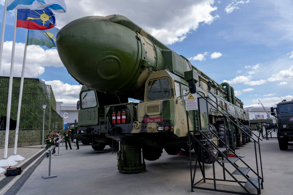 Xe phóng đạn của tổ hợp tên lửa đạn đạo xuyên lục địa Topol-M được giới thiệu tại triển lãm. (Ảnh: Hồng Quân)