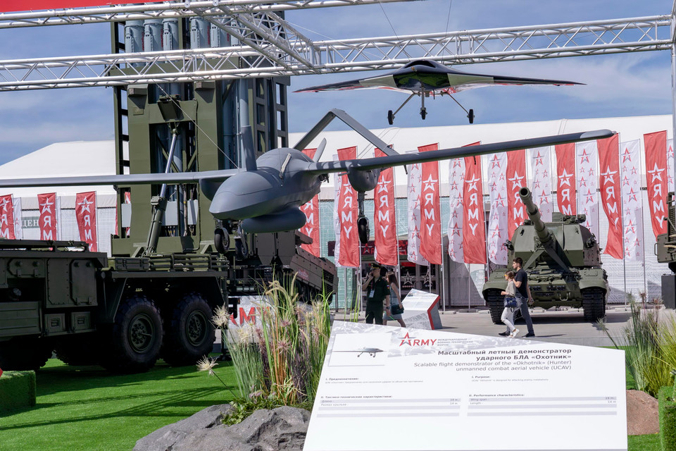 Các máy bay không người lái được giới thiệu tại triễn lãm. (Ảnh: Hồng Quân)