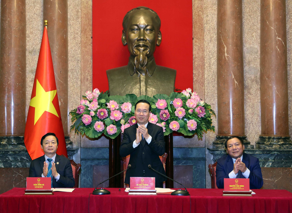 Chủ tịch nước Võ Văn Thưởng biểu dương các vận động viên và huấn luyện viên tiêu biểu của Đoàn Thể thao Việt Nam tại SEA Games 32. (Ảnh: Thống Nhất/TTXVN)