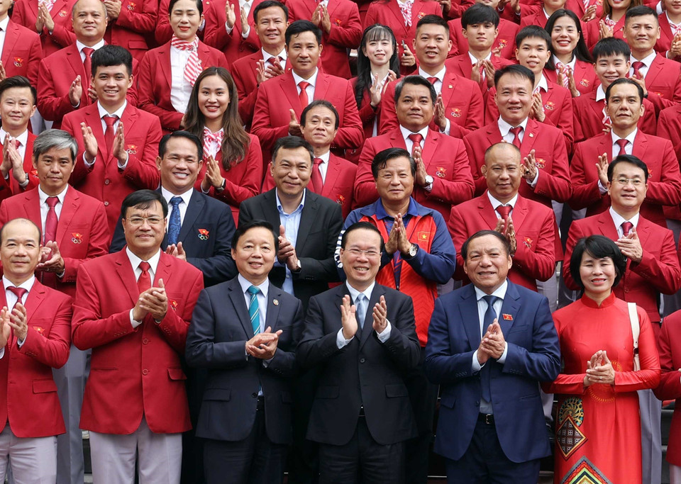 Chủ tịch nước Võ Văn Thưởng với các vận động viên, huấn luyện viên tiêu biểu của Đoàn Thể thao Việt Nam tại SEA Games 32. (Ảnh: Thống Nhất/TTXVN)