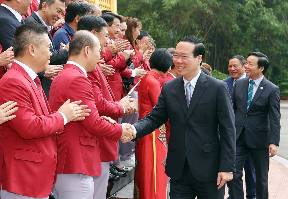 Chủ tịch nước với các vận động viên, huấn luyện viên tiêu biểu của Đoàn Thể thao Việt Nam. (Ảnh: Thống Nhất/TTXVN