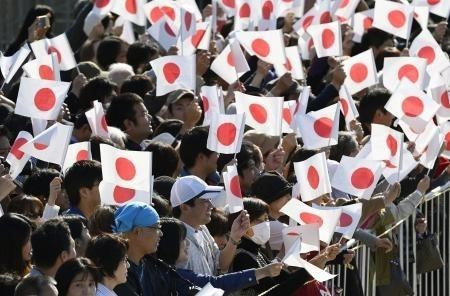 Người dân Nhật Bản vẫy cờ chào đón Nhật hoàng Naruhito và Hoàng hậu Masako tại lễ diễu hành ở Tokyo, Nhật Bản, ngày 10/11/2019. (Nguồn: Kyodo/TTXVN)