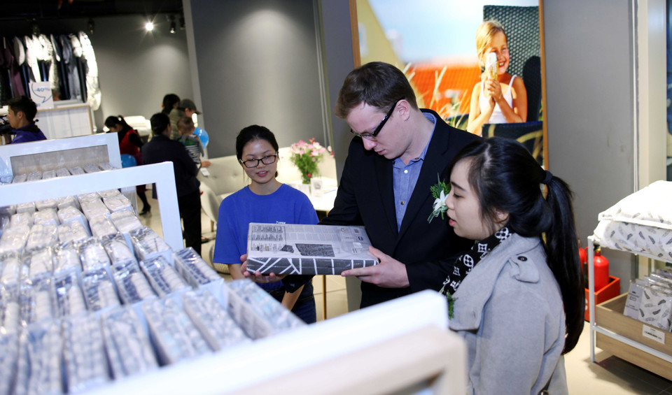 Vào tháng 10 năm 2015, cửa hàng đầu tiên của JYSK đã được mở tại Aeon Mall, Long Biên, Hà Nội. Cho đến thời điểm này cửa hàng đã gần như hết sạch hàng để bán – điều đó cho thấy khách hàng Hà Nội tỏ ra khá ưu ái với những sản phẩm do Đan Mạch lựa chọn. (Ảnh: Doãn Đức/Vietnam+)