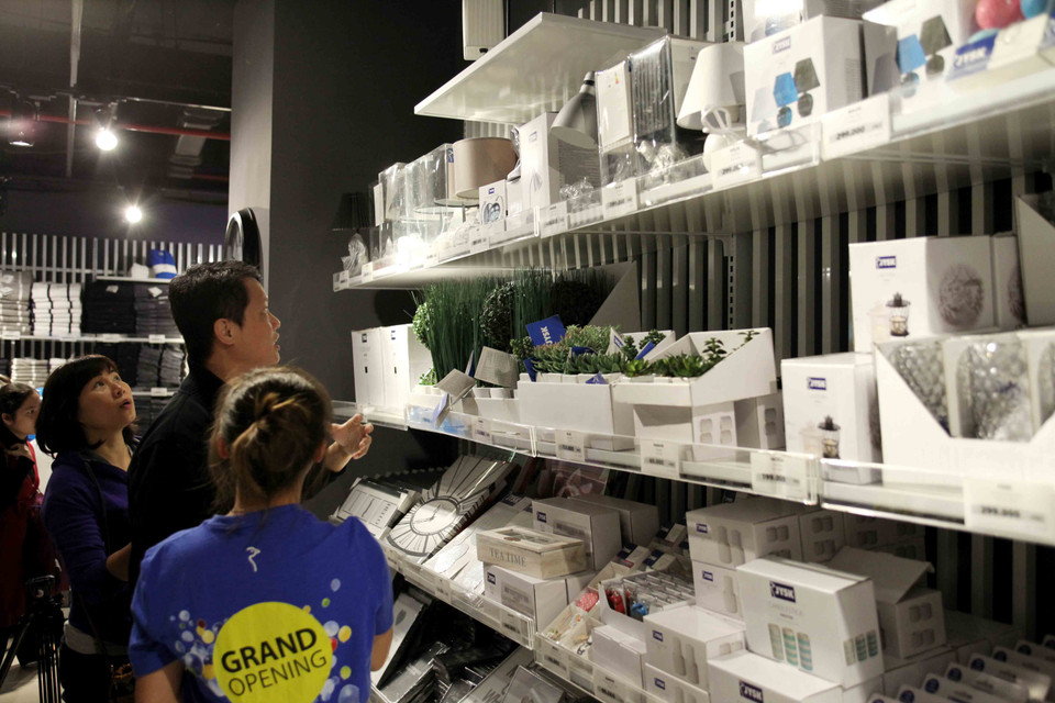 Một số sản phẩm của JYSK tại cửa hàng này. (Ảnh: Doãn Đức/Vietnam+)