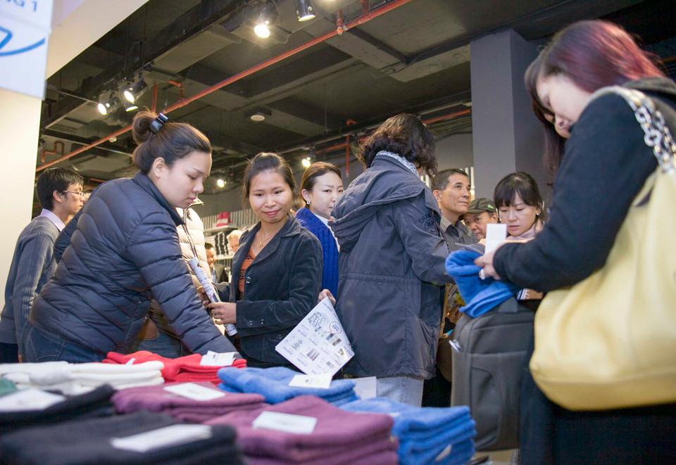 Những vị khách đầu tiên của cửa hàng. (Ảnh: Doãn Đức/Vietnam+)