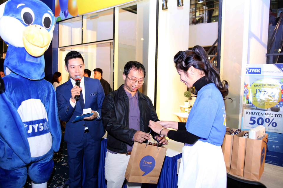 Anh Thọ (Hà Nội) khá may mắn khi đã trúng một bộ sản phẩm trong phần rút thăm trúng thưởng. (Ảnh: Doãn Đức/Vietnam+)