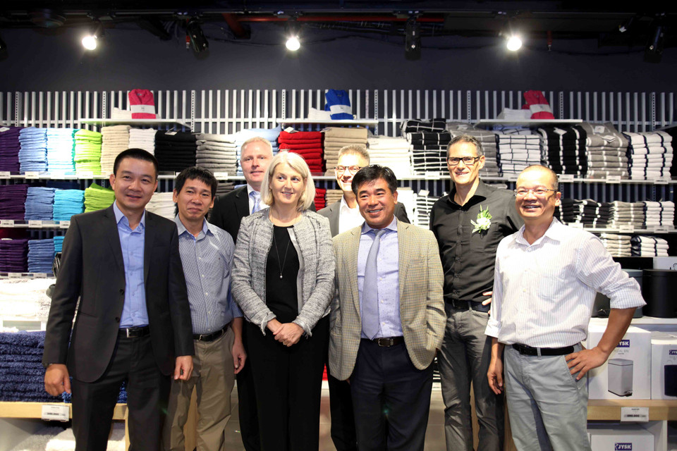 Bà Charlotte Laursen - Đại sứ đặc mệnh toàn quyền của Vương quốc Đan Mạch tại Việt Nam chụp ảnh lưu niệm với các lãnh đạo JYSK. (Ảnh: Doãn Đức/Vietnam+)