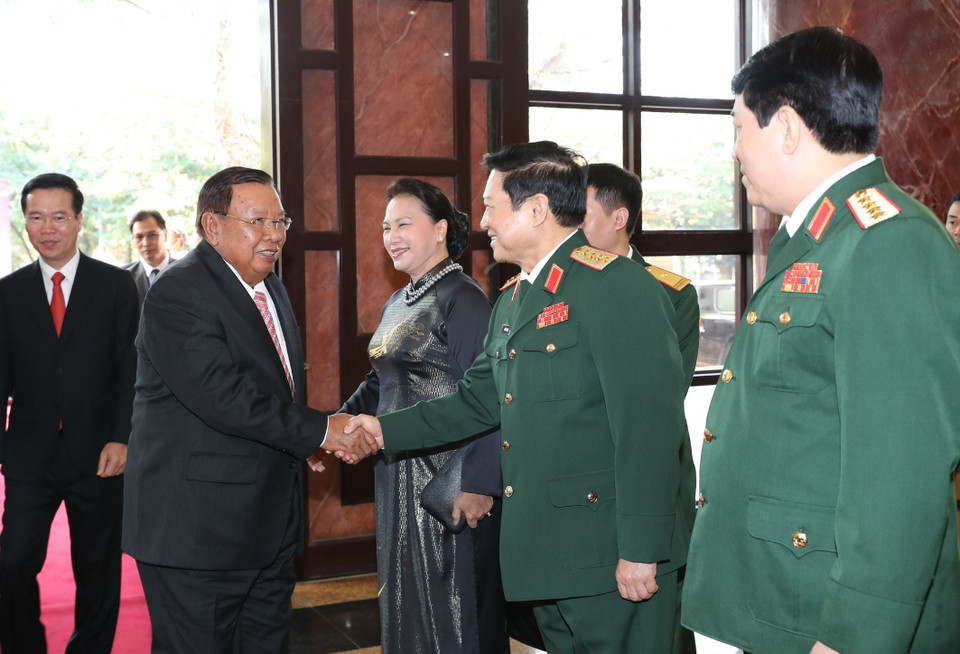Đại tướng Ngô Xuân Lịch, Bộ trưởng Bộ Quốc phòng đón Tổng Bí thư, Chủ tịch nước CHDCND Lào Bounnhang Vorachith, đến dự Lễ kỷ niệm. (Ảnh: Trọng Đức/TTXVN)