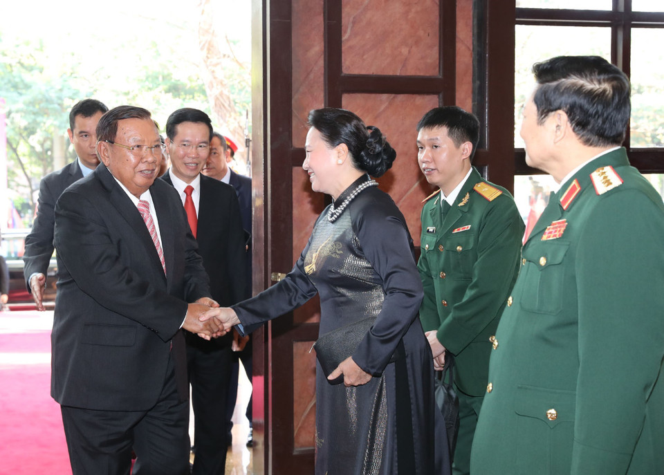 Chủ tịch Quốc hội Nguyễn Thị Kim Ngân đón Tổng Bí thư, Chủ tịch nước CHDCND Lào Bounnhang Vorachith, đến dự Lễ kỷ niệm. (Ảnh: Trọng Đức/TTXVN)