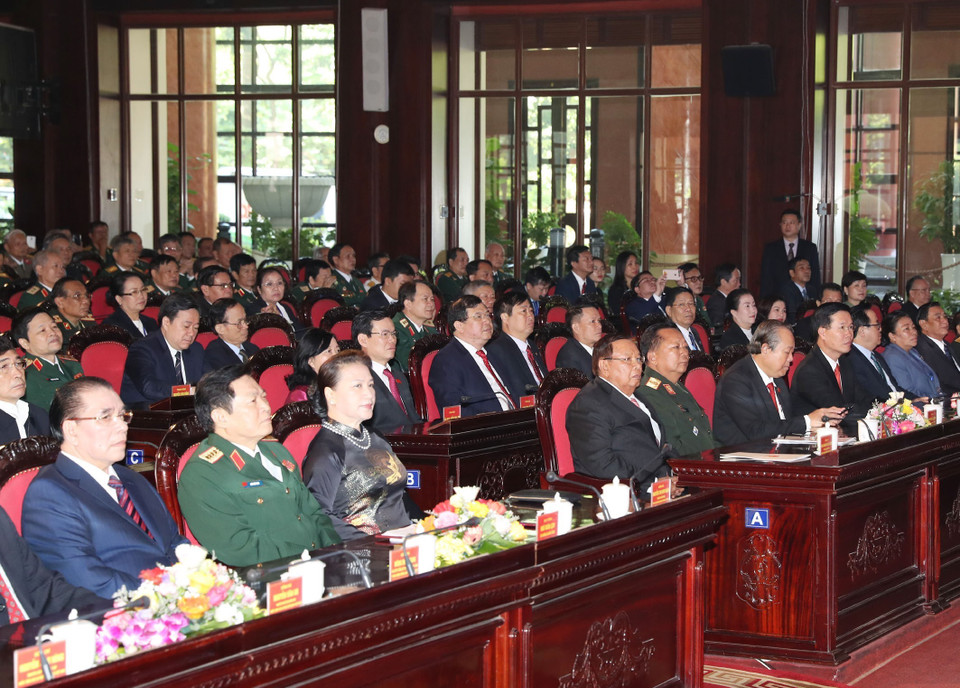 Chủ tịch Quốc hội Nguyễn Thị Kim Ngân, Tổng Bí thư, Chủ tịch nước CHDCND Lào Bounnhang Vorachith cùng các đồng chí lãnh đạo, nguyên lãnh đạo Đảng và Nhà nước và nhiều quân tình nguyện, chuyên gia giúp cách mạng Lào dự Lễ kỷ niệm. (Ảnh: Trọng Đức/TTXVN)