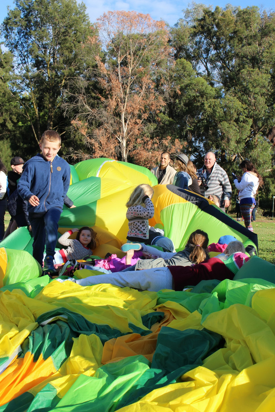 Cùng giúp cuốn lại 'quả bóng to.' (Ảnh: Sao Băng/Sydney)
