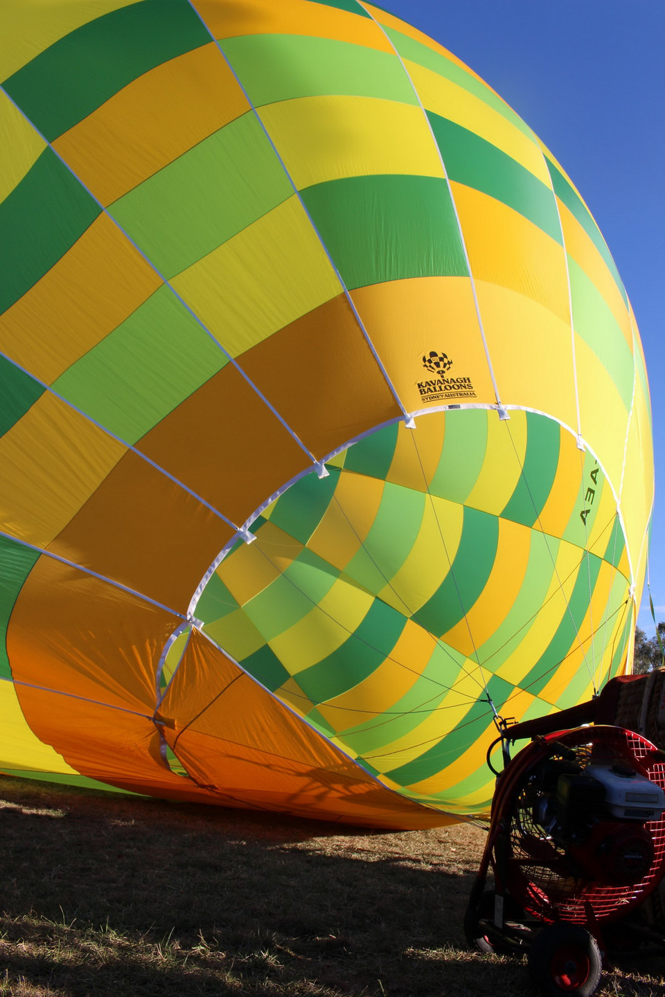 Quả bóng to dần. (Ảnh: Sao Băng/Sydney)