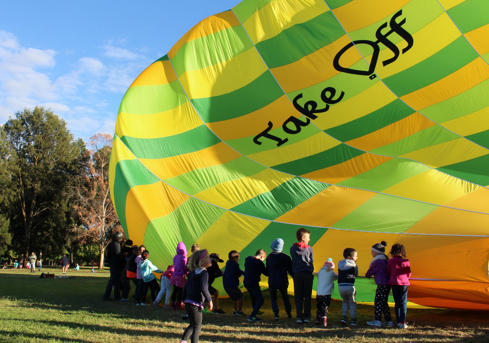 Mình cùng giúp một tay. (Ảnh: Sao Băng/Sydney)