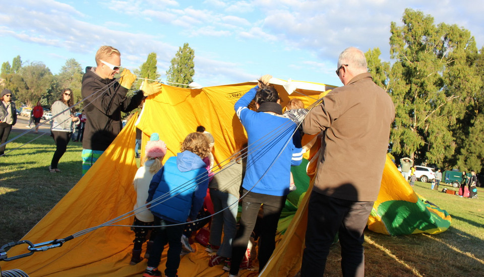 Cùng giúp thổi bóng. (Ảnh: Sao Băng/Sydney)