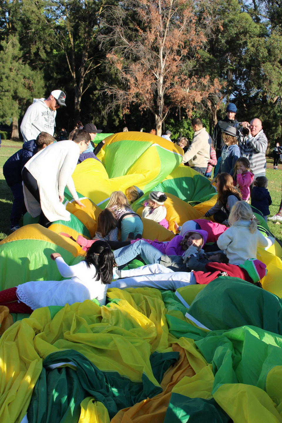 Cùng giúp cuốn lại 'quả bóng to.' (Ảnh: Sao Băng/Sydney)