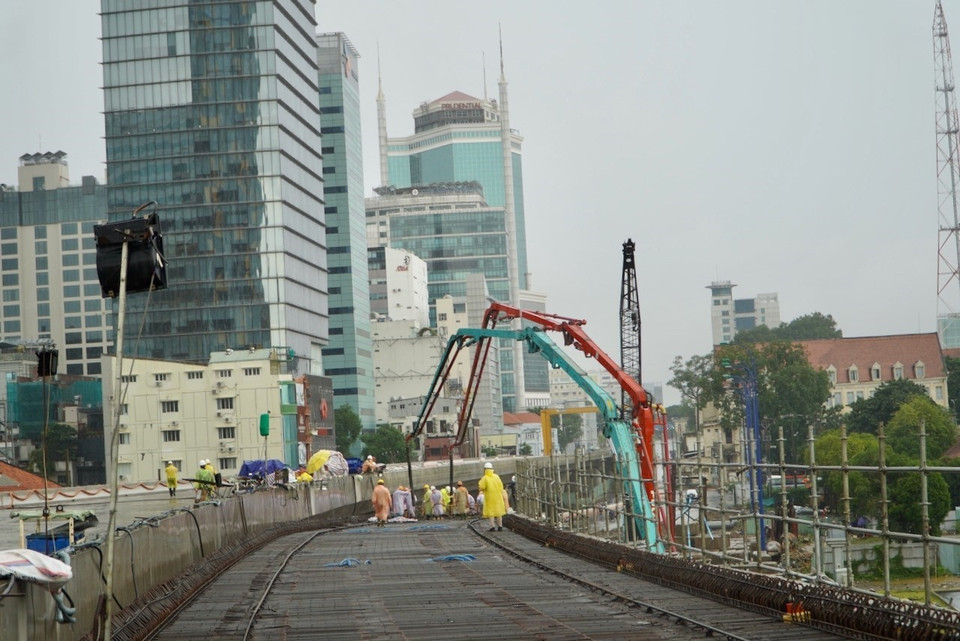 Công trường dự án xây dựng cầu Thủ Thiêm 2 - cây cầu nối liền Quận 1 và thành phố Thủ Đức của Thành phố Hồ Chí Minh. (Ảnh: Tiến Lực/TTXVN)