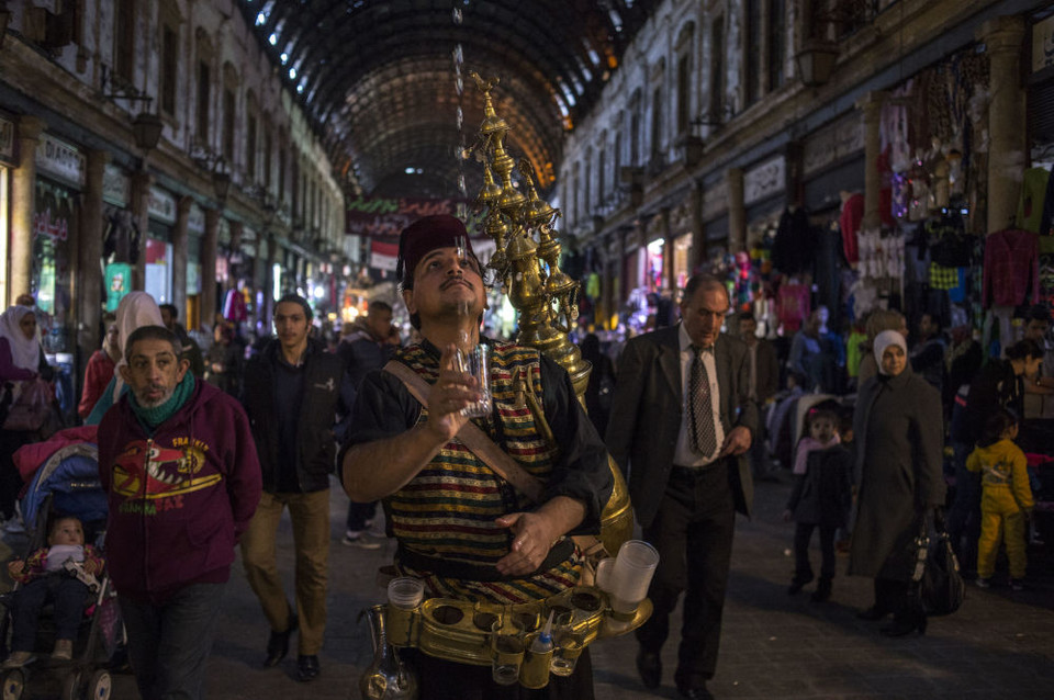 Một người bán rượu ở chợ Damascus. (Nguồn: Sputniknews)