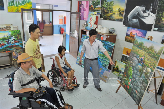 Với chiếc cọ ngậm chặt trên miệng, Minh Tâm đã thổi hồn mình vào mỗi bức tranh.