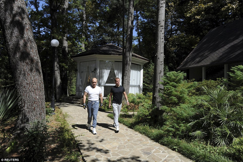 Hai nhà lãnh đạo Nga đi dạo ở Bocharov Ruchei, Sochi, Nga. (Nguồn: Dailymail)