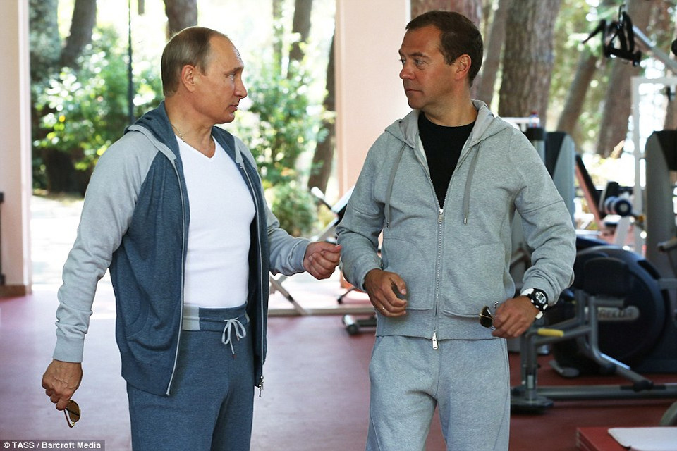 Tổng thống Vladimir Putin và Thủ tướng Nga Dmitry Medvedev trò chuyện trước khi bắt đầu tập luyện. (nguồn: Dailymail)