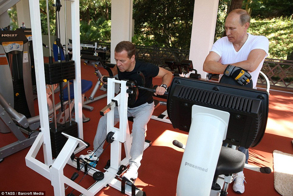 Tổng thống Nga đang luyện tập thể dục cùng Thủ tướng Dmitry Medvedev ở phòng tập gym ở Sochi. (nguồn: Dailymail)