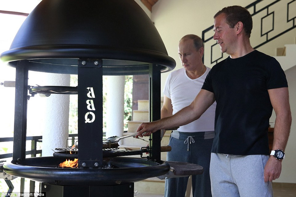 Hai nhà lãnh đạo chuẩn bị đồ ăn sáng sau khi tập. (Nguồn: Dailymail)