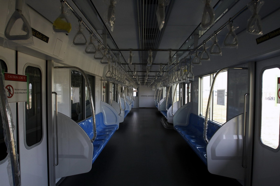 Mô hình đầu máy, toa xe tuyến Metro số 1 (Bến Thành, Suối Tiên) tại khu vực depot phường Long Bình, quận 9, để người dân tham quan, cho ý kiến... (Ảnh: Hoàng Hải/TTXVN) 