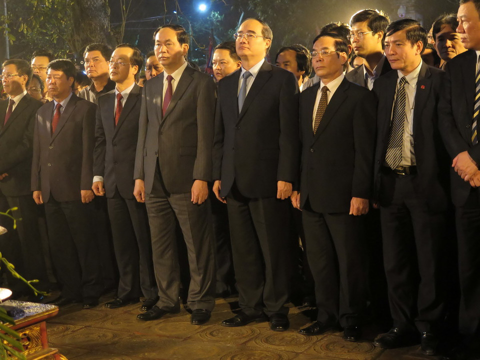 Đồng chí Nguyễn Thiện Nhân và đồng chí Trần Đại Quang dự lễ dâng hương trước ban thờ Trung Thiên, đền Thiên Trường. (Ảnh: Nguyễn Trường/TTXVN)