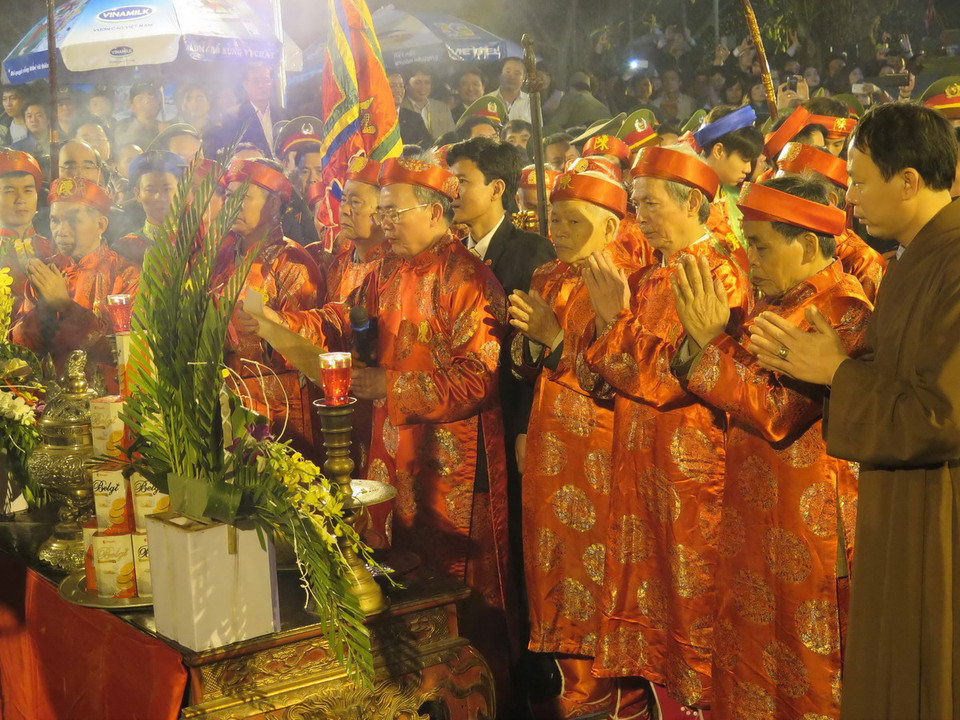 Tổ từ nhà đền dâng sớ khai ấn trước ban thờ Trung Thiên, đền Thiên Trường. (Ảnh: Nguyễn Trường/TTXVN)