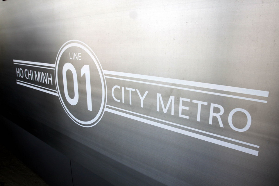 Logo đầu máy toa xe tuyến Metro số 1. (Ảnh: Hoàng Hải/TTXVN) 